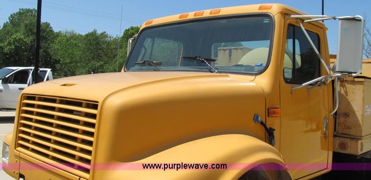 image for item E3946 1993 International 4900 flatbed truck water truck