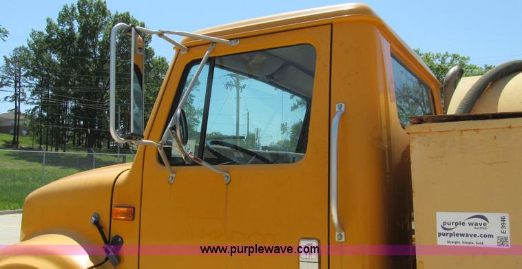 image for item E3946 1993 International 4900 flatbed truck water truck