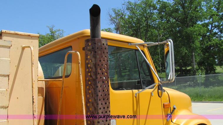 image for item E3946 1993 International 4900 flatbed truck water truck