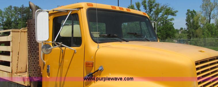 image for item E3946 1993 International 4900 flatbed truck water truck