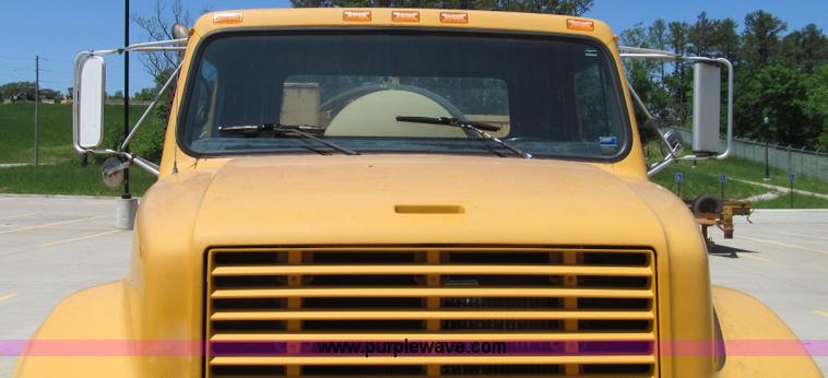 image for item E3946 1993 International 4900 flatbed truck water truck