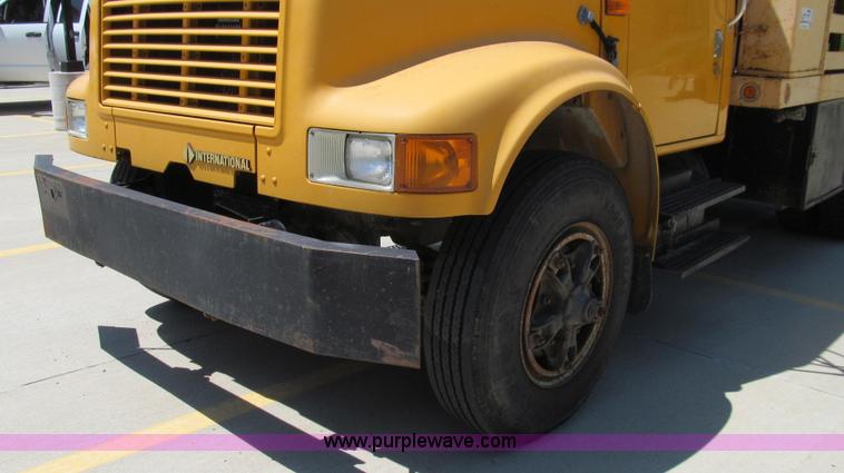 image for item E3946 1993 International 4900 flatbed truck water truck