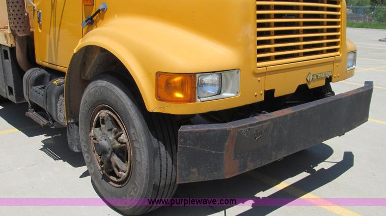 image for item E3946 1993 International 4900 flatbed truck water truck