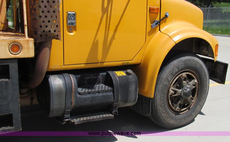 image for item E3946 1993 International 4900 flatbed truck water truck