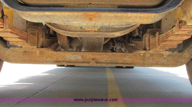 image for item E3946 1993 International 4900 flatbed truck water truck