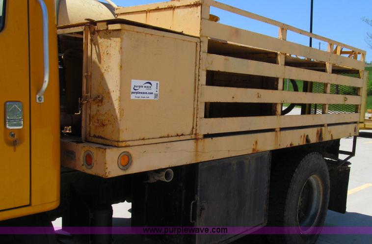 image for item E3946 1993 International 4900 flatbed truck water truck