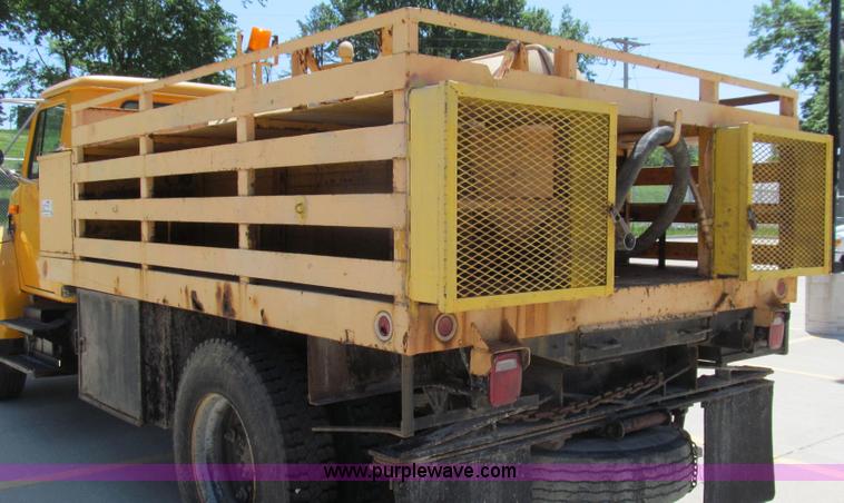 image for item E3946 1993 International 4900 flatbed truck water truck