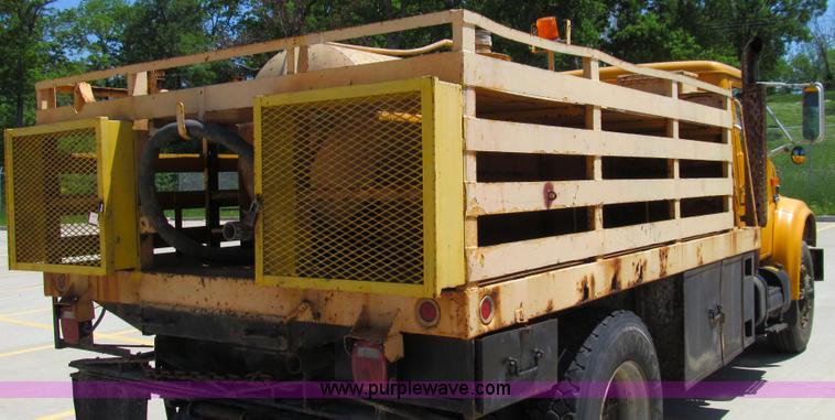 image for item E3946 1993 International 4900 flatbed truck water truck