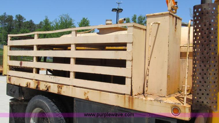 image for item E3946 1993 International 4900 flatbed truck water truck