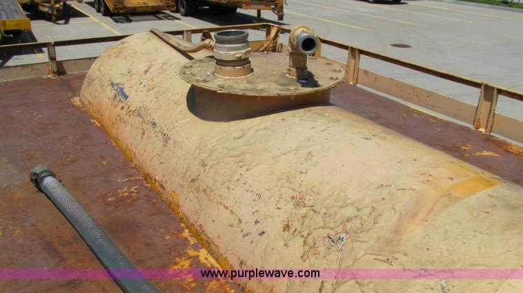 image for item E3946 1993 International 4900 flatbed truck water truck