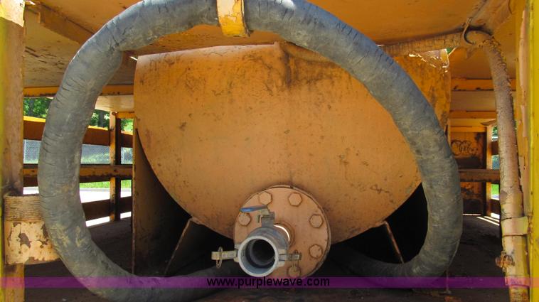 image for item E3946 1993 International 4900 flatbed truck water truck