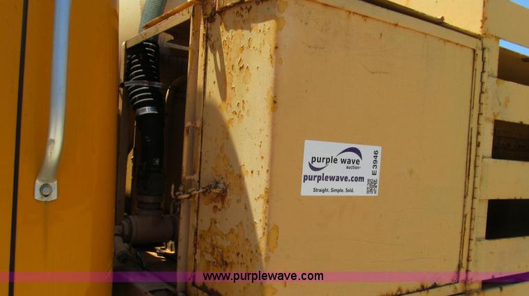 image for item E3946 1993 International 4900 flatbed truck water truck