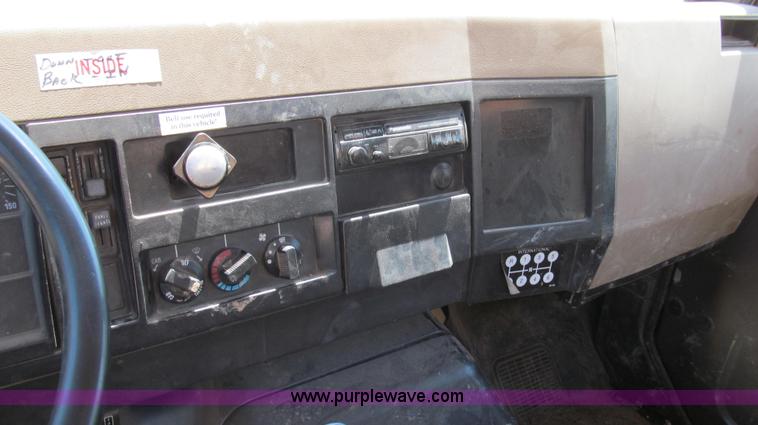 image for item E3946 1993 International 4900 flatbed truck water truck