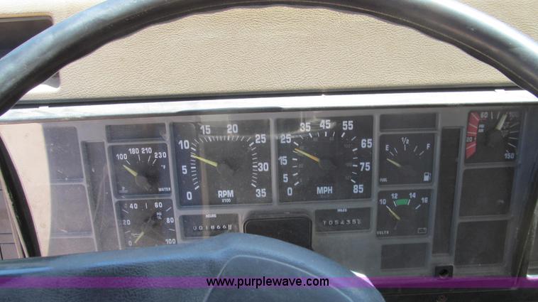 image for item E3946 1993 International 4900 flatbed truck water truck