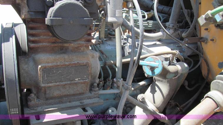 image for item E3946 1993 International 4900 flatbed truck water truck