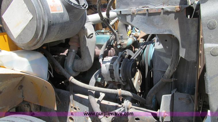 image for item E3946 1993 International 4900 flatbed truck water truck