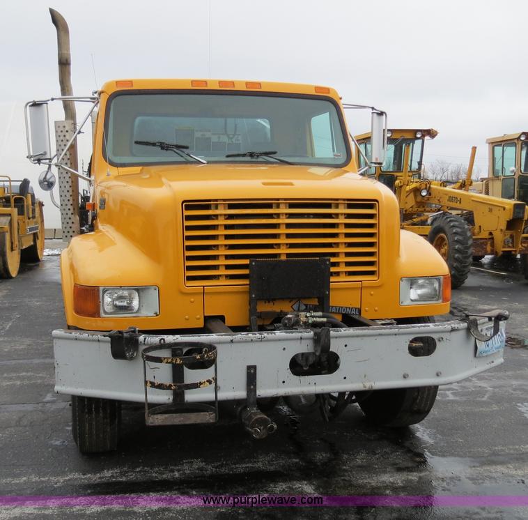 image for item F4337 1996 International 4900 oil distribution truck