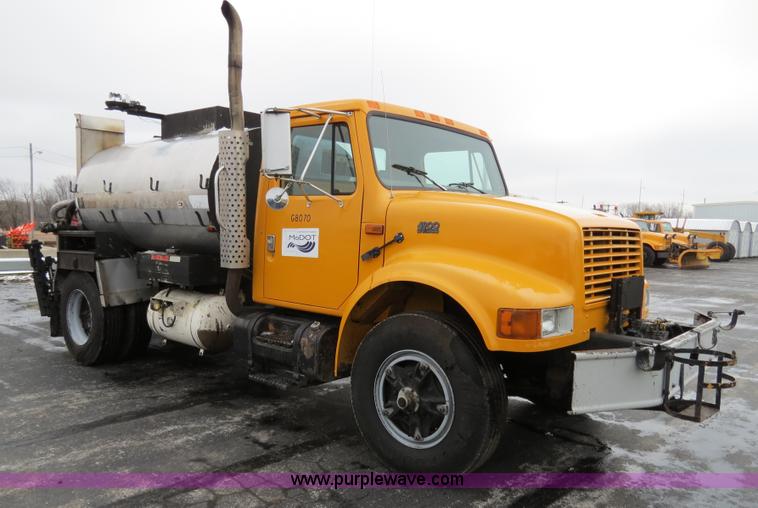image for item F4337 1996 International 4900 oil distribution truck