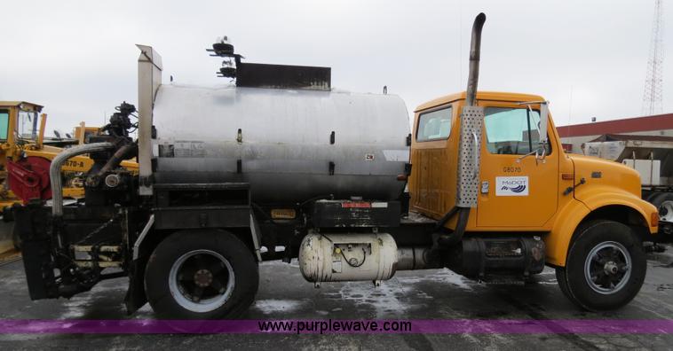 image for item F4337 1996 International 4900 oil distribution truck