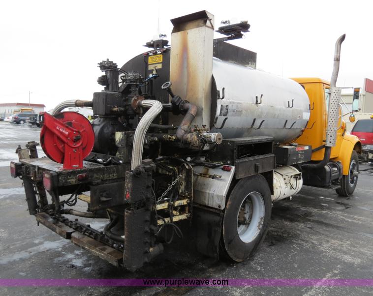 image for item F4337 1996 International 4900 oil distribution truck