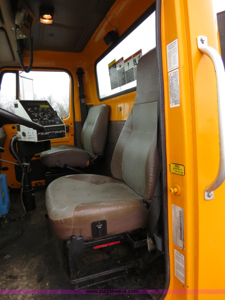 image for item F4337 1996 International 4900 oil distribution truck