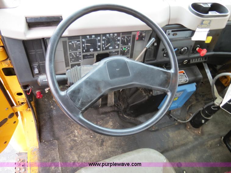 image for item F4337 1996 International 4900 oil distribution truck