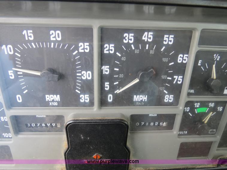 image for item F4337 1996 International 4900 oil distribution truck