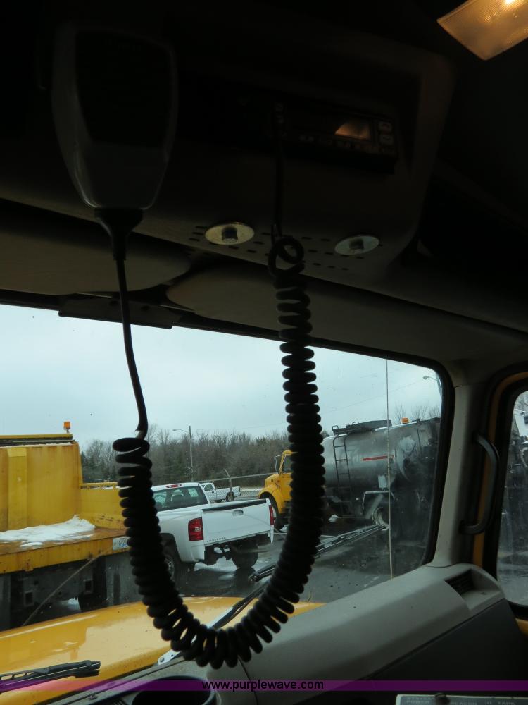 image for item F4337 1996 International 4900 oil distribution truck