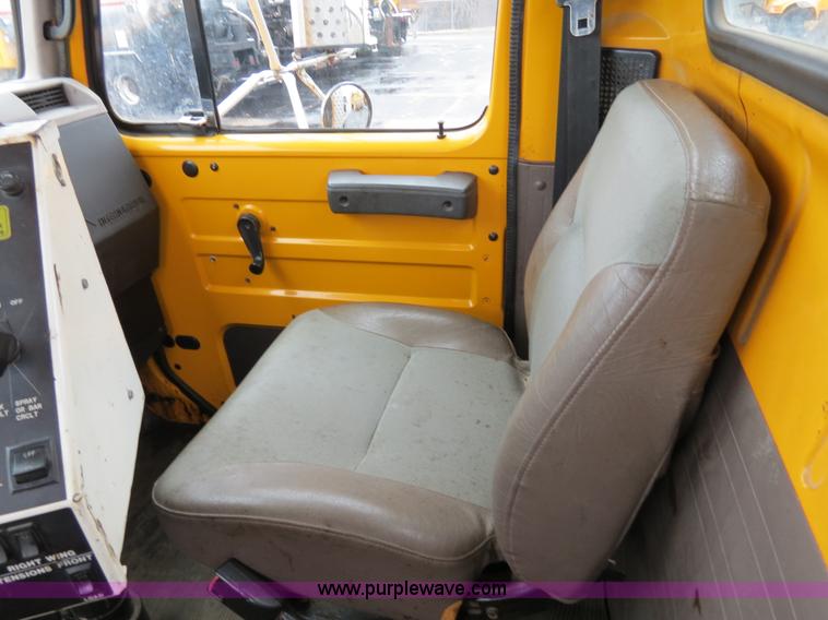 image for item F4337 1996 International 4900 oil distribution truck