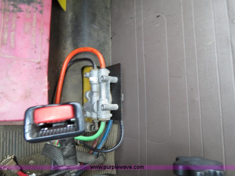 image for item F4337 1996 International 4900 oil distribution truck