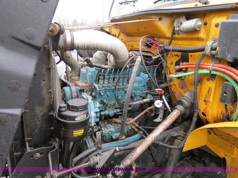 image for item F4337 1996 International 4900 oil distribution truck