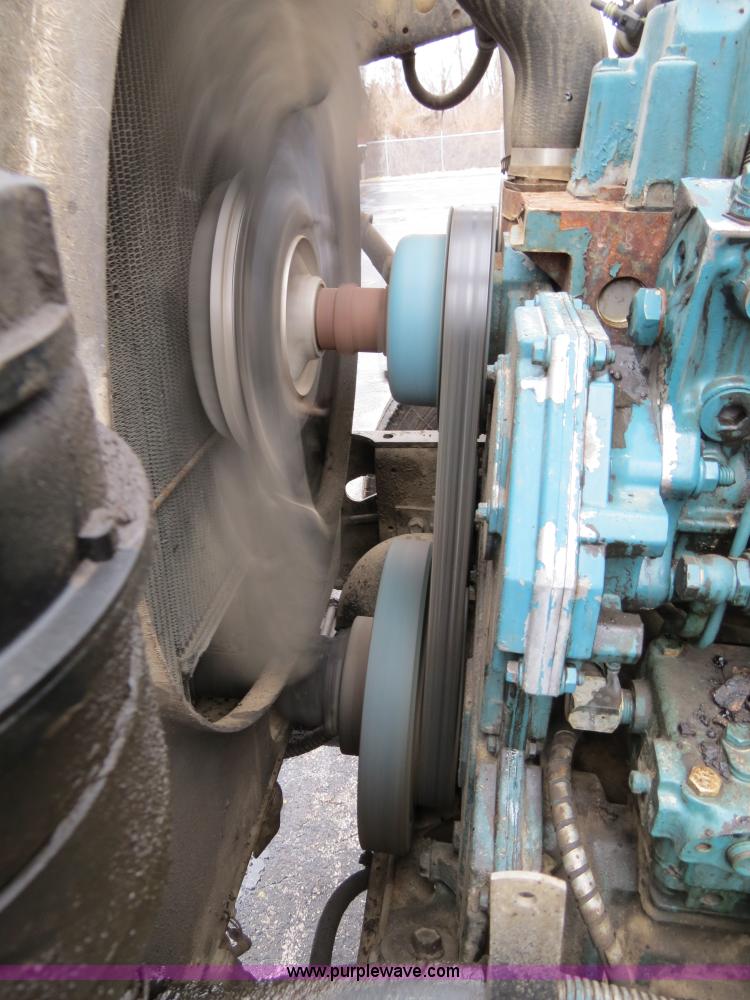 image for item F4337 1996 International 4900 oil distribution truck