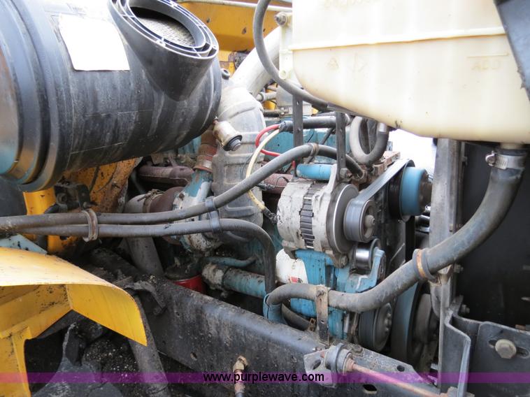 image for item F4337 1996 International 4900 oil distribution truck