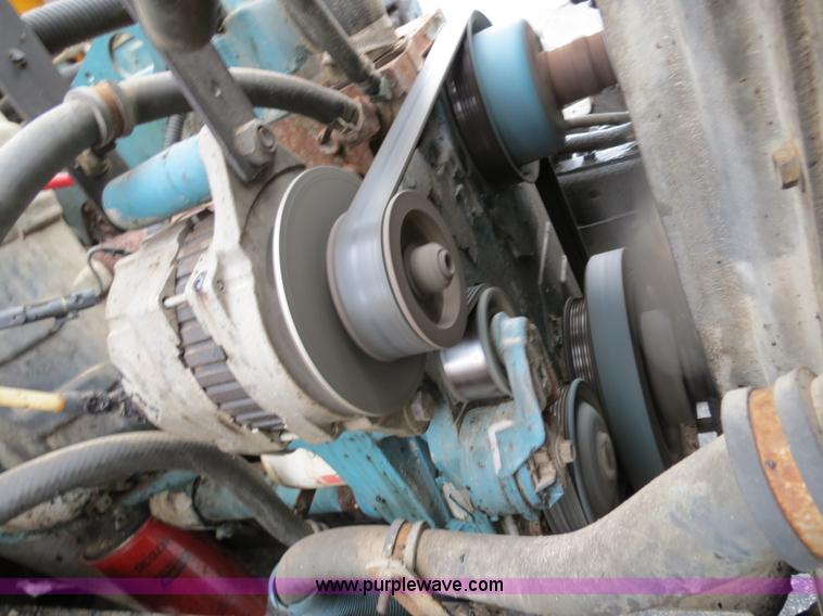 image for item F4337 1996 International 4900 oil distribution truck