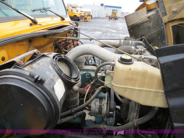 image for item F4337 1996 International 4900 oil distribution truck