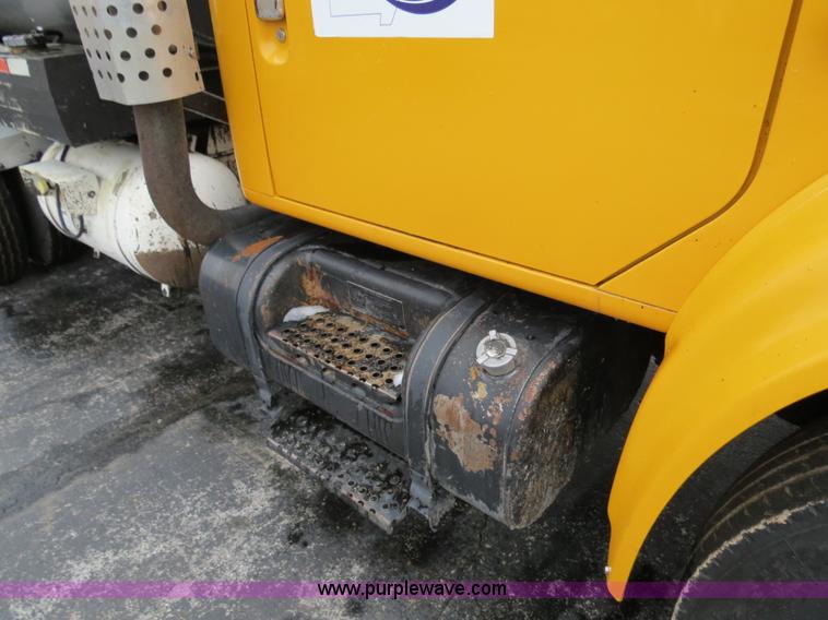 image for item F4337 1996 International 4900 oil distribution truck