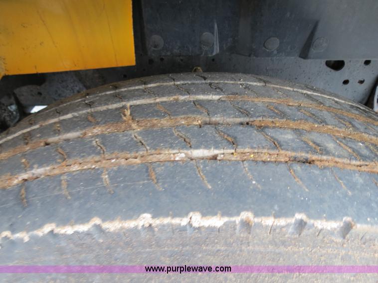 image for item F4337 1996 International 4900 oil distribution truck