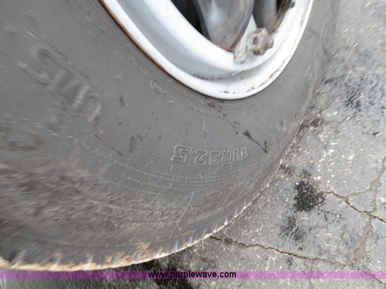 image for item F4337 1996 International 4900 oil distribution truck