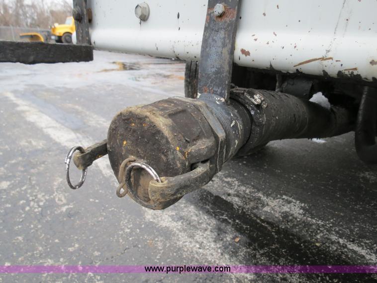 image for item F4337 1996 International 4900 oil distribution truck