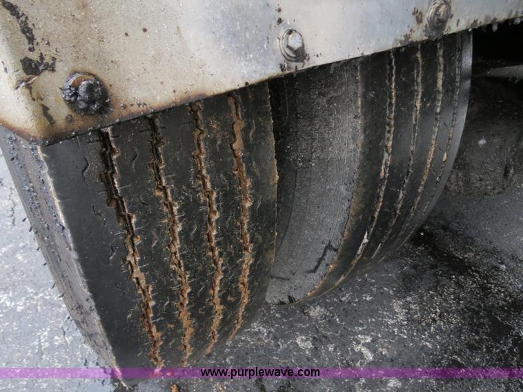 image for item F4337 1996 International 4900 oil distribution truck