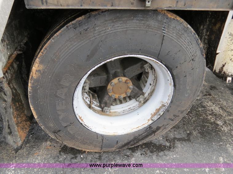 image for item F4337 1996 International 4900 oil distribution truck