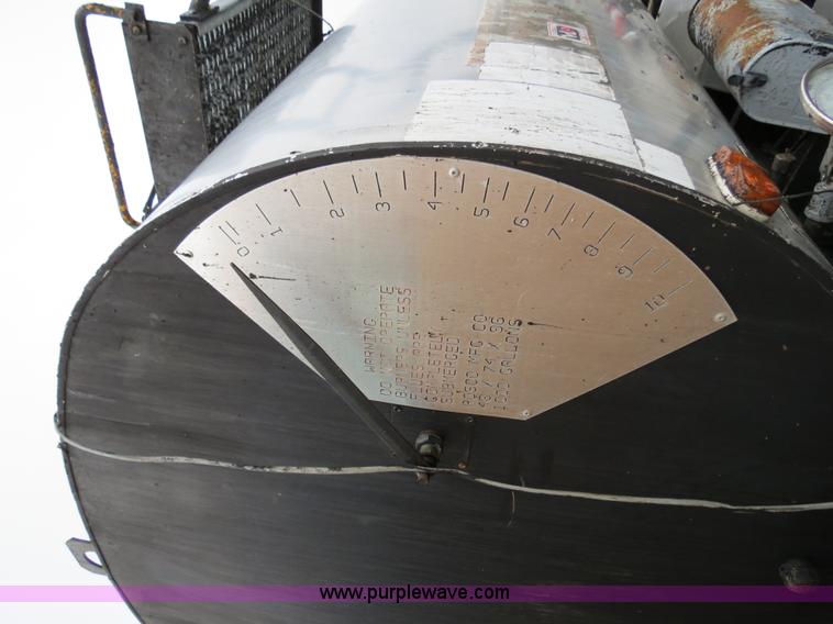 image for item F4337 1996 International 4900 oil distribution truck