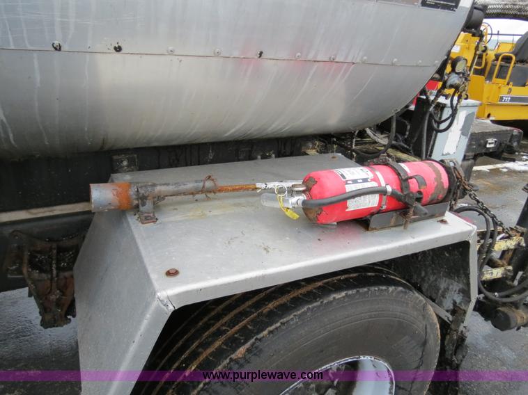 image for item F4337 1996 International 4900 oil distribution truck