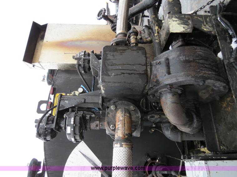 image for item F4337 1996 International 4900 oil distribution truck