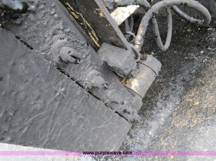 image for item F4337 1996 International 4900 oil distribution truck