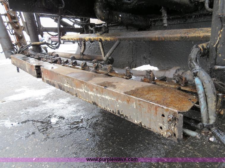 image for item F4337 1996 International 4900 oil distribution truck