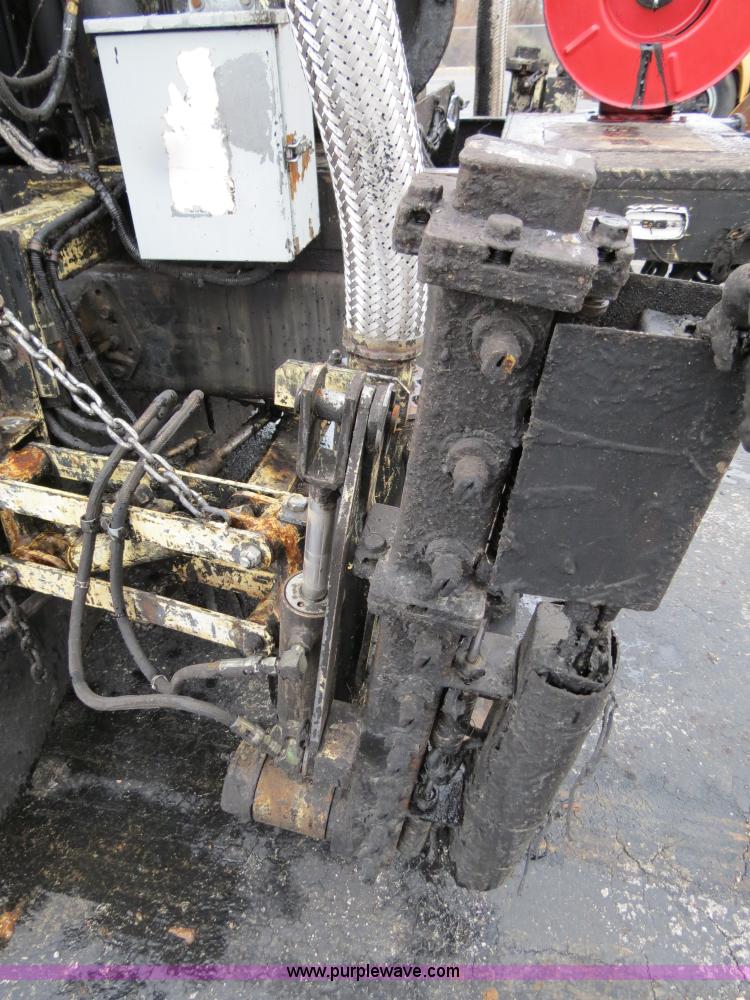 image for item F4337 1996 International 4900 oil distribution truck