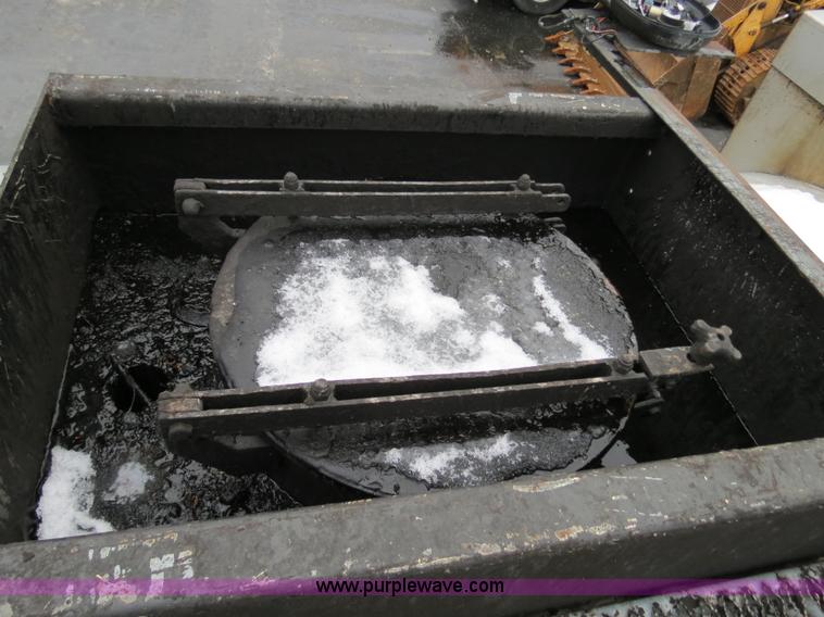 image for item F4337 1996 International 4900 oil distribution truck