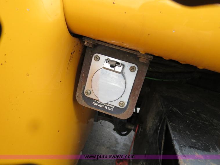 image for item F4337 1996 International 4900 oil distribution truck