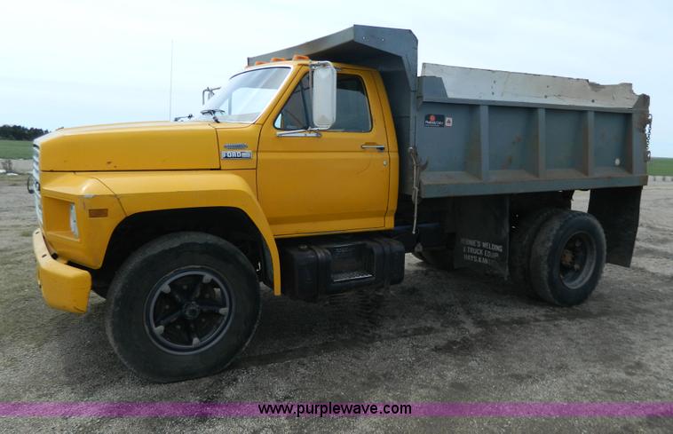 image for item G7834 1982 Ford F700 dump truck